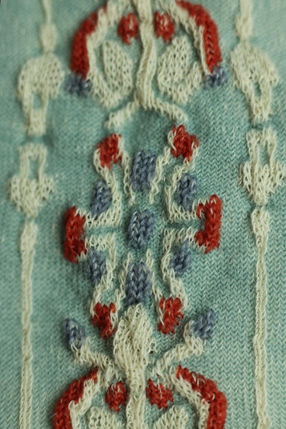 Ręka haftująca tradycyjny wzór